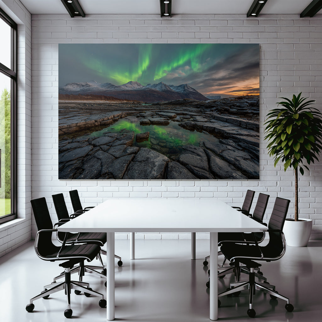 Polarlicht Nordlichter Über Felsen Mit Reflexion Im Wasser Und Schneebedeckten Bergen | Fjorde und Gletscher | Landschaften