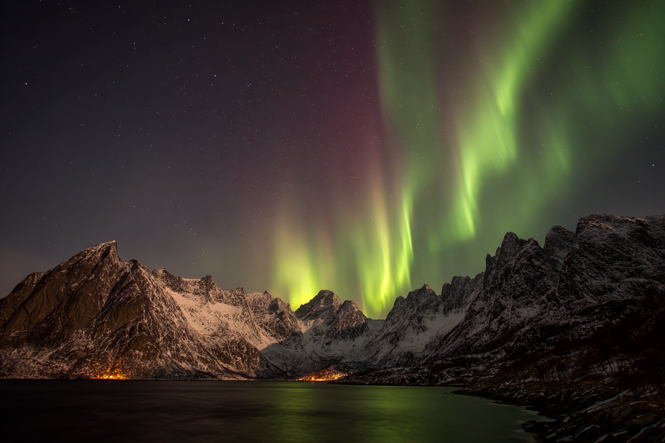Polarlicht Aurora Borealis Schnee Bedeckte Berge Sternenhimmel | Fjorde und Gletscher | Landschaften