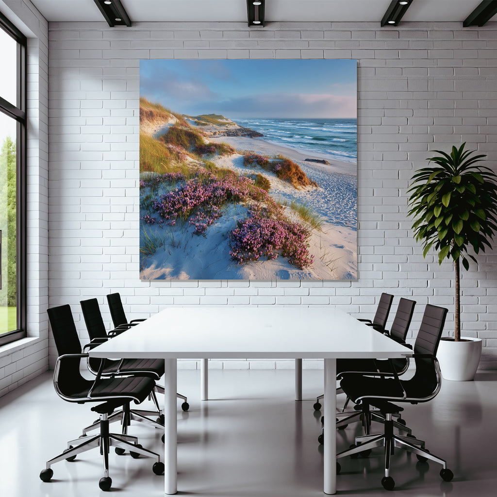 Ruhiger Strand Mit Blumen Und Meereswellen Dawn Dusk | Duenen und Heide | Landschaften