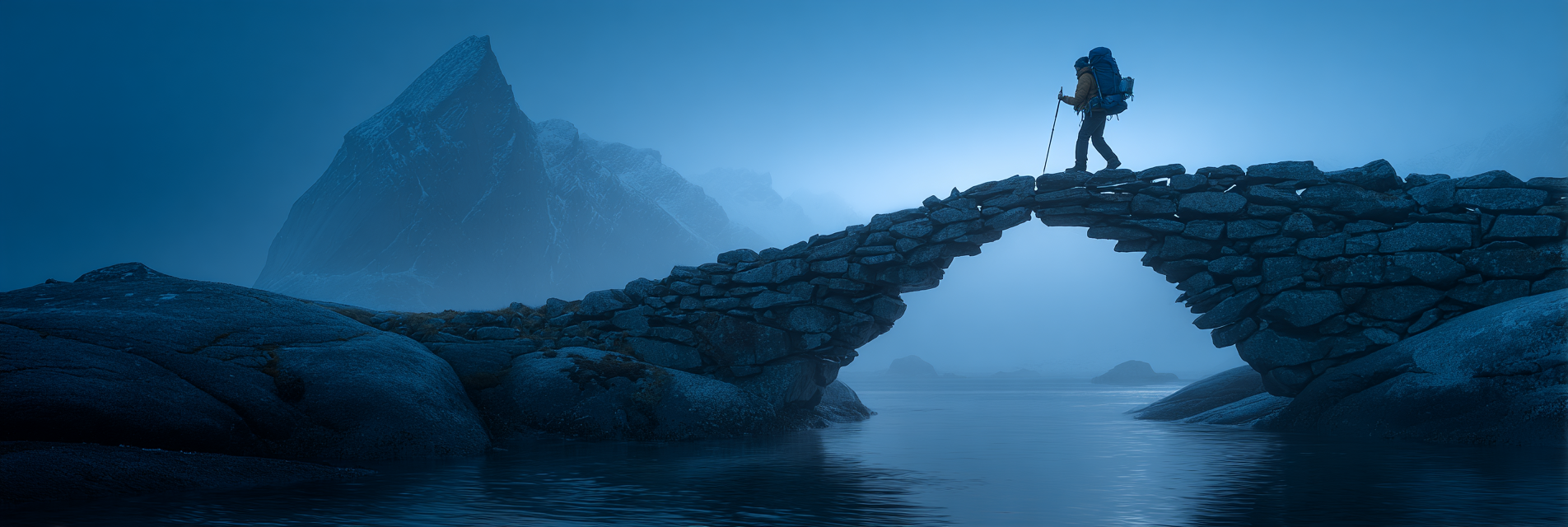 Polarlicht Mistige Landlandschaft Mit Steinbogenbrücke Und Wässer Hiker Im Nebel | Fjorde und Gletscher | Landschaften