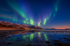 Polarlicht Nordlichter Aurora Borealis Nacht Himmel Reflexion Wasser Schneebedeckte Berge | Fjorde und Gletscher | Landschaften