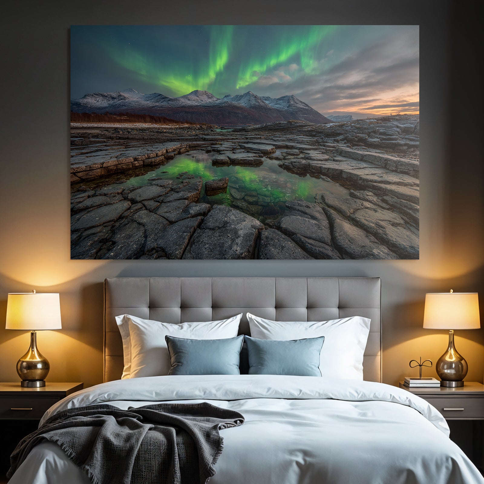 Polarlicht Nordlichter Über Felsen Mit Reflexion Im Wasser Und Schneebedeckten Bergen | Fjorde und Gletscher | Landschaften