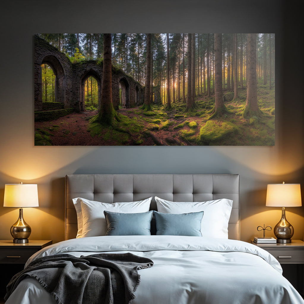 Verlassene Steinstruktur Im Wald Mit Moos Und Sonnenstrahlen | Lost Places | Architektur