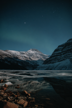 Polarlicht Ruhige Winterlandschaft Schneebedeckte Berge Reflektion Im Wasser Mit Sternen Und Auroren | Fjorde und Gletscher | Landschaften