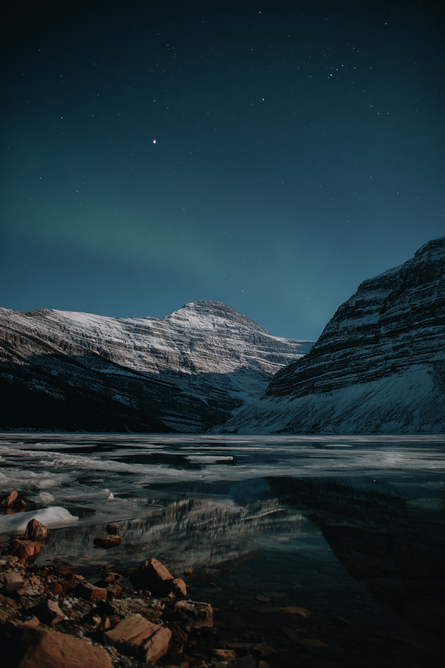 Polarlicht Ruhige Winterlandschaft Schneebedeckte Berge Reflektion Im Wasser Mit Sternen Und Auroren | Fjorde und Gletscher | Landschaften