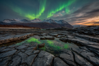 Polarlicht Nordlichter Über Felsen Mit Reflexion Im Wasser Und Schneebedeckten Bergen | Fjorde und Gletscher | Landschaften