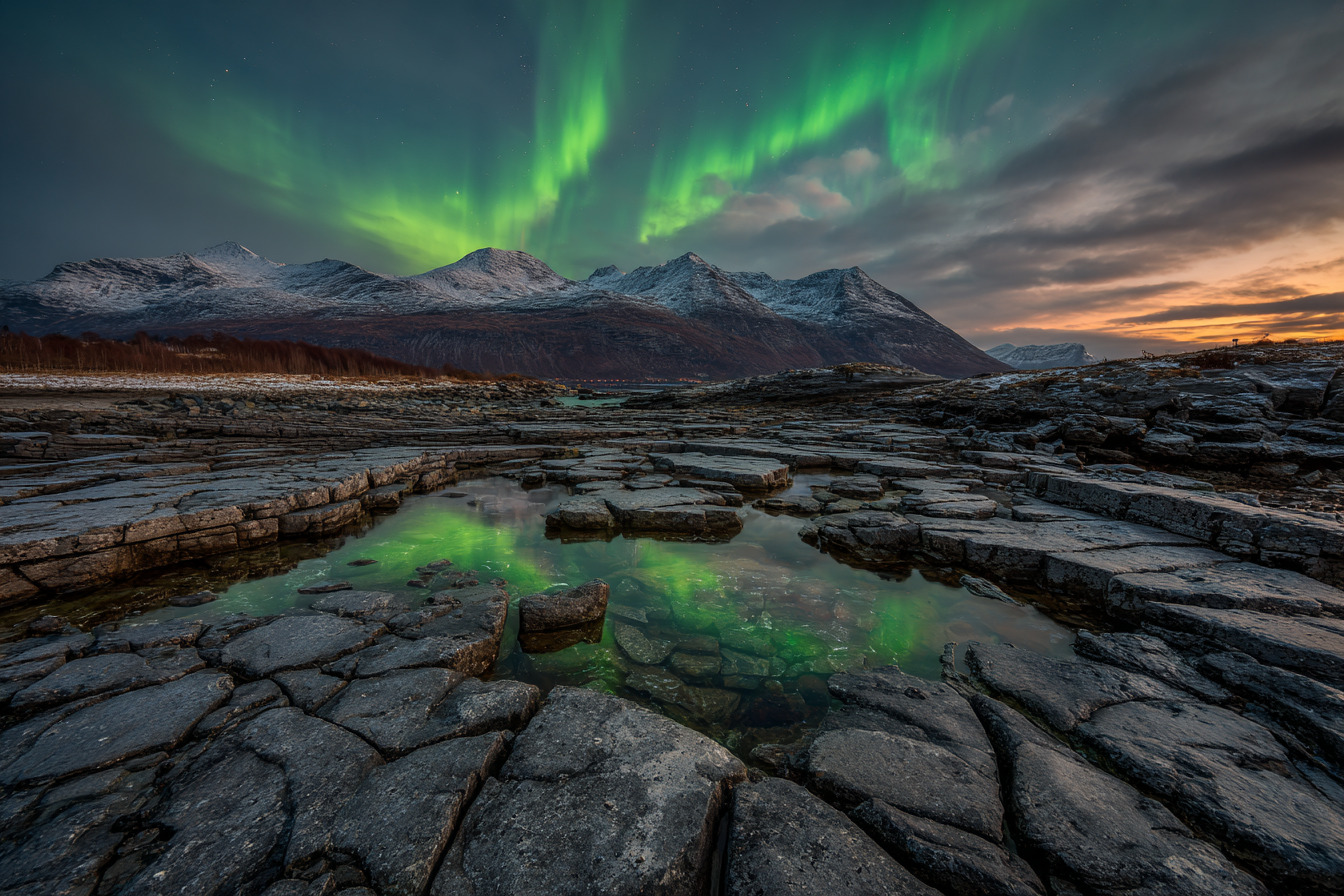 Polarlicht Nordlichter Über Felsen Mit Reflexion Im Wasser Und Schneebedeckten Bergen | Fjorde und Gletscher | Landschaften