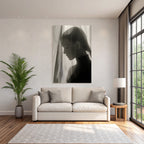 Monochrome Portrait Mit Sheer Stoff Introspektiv Lichtspiel | Aktkunst und Sinnlichkeit | Menschen und Emotionen