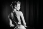 Dame In Elegantem Kleid Schwarz Und Weiss | Aktkunst und Sinnlichkeit | Menschen und Emotionen