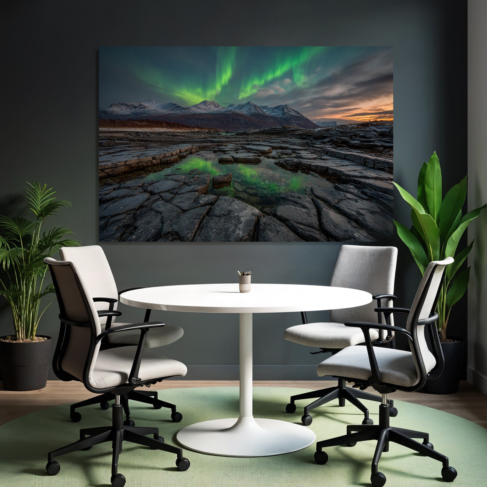 Polarlicht Nordlichter Über Felsen Mit Reflexion Im Wasser Und Schneebedeckten Bergen | Fjorde und Gletscher | Landschaften