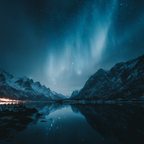 Polarlicht Nightszenen Mit Auroren Und Reflektierendem Wasser Im Gebirge | Fjorde und Gletscher | Landschaften