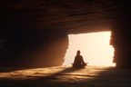 Yoga Meditation Meditierende Person In Der Höhle Mit Lichtqülle | Yoga und Meditation | Themen und Hobbys