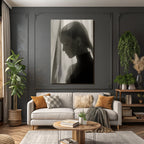 Monochrome Portrait Mit Sheer Stoff Introspektiv Lichtspiel | Aktkunst und Sinnlichkeit | Menschen und Emotionen
