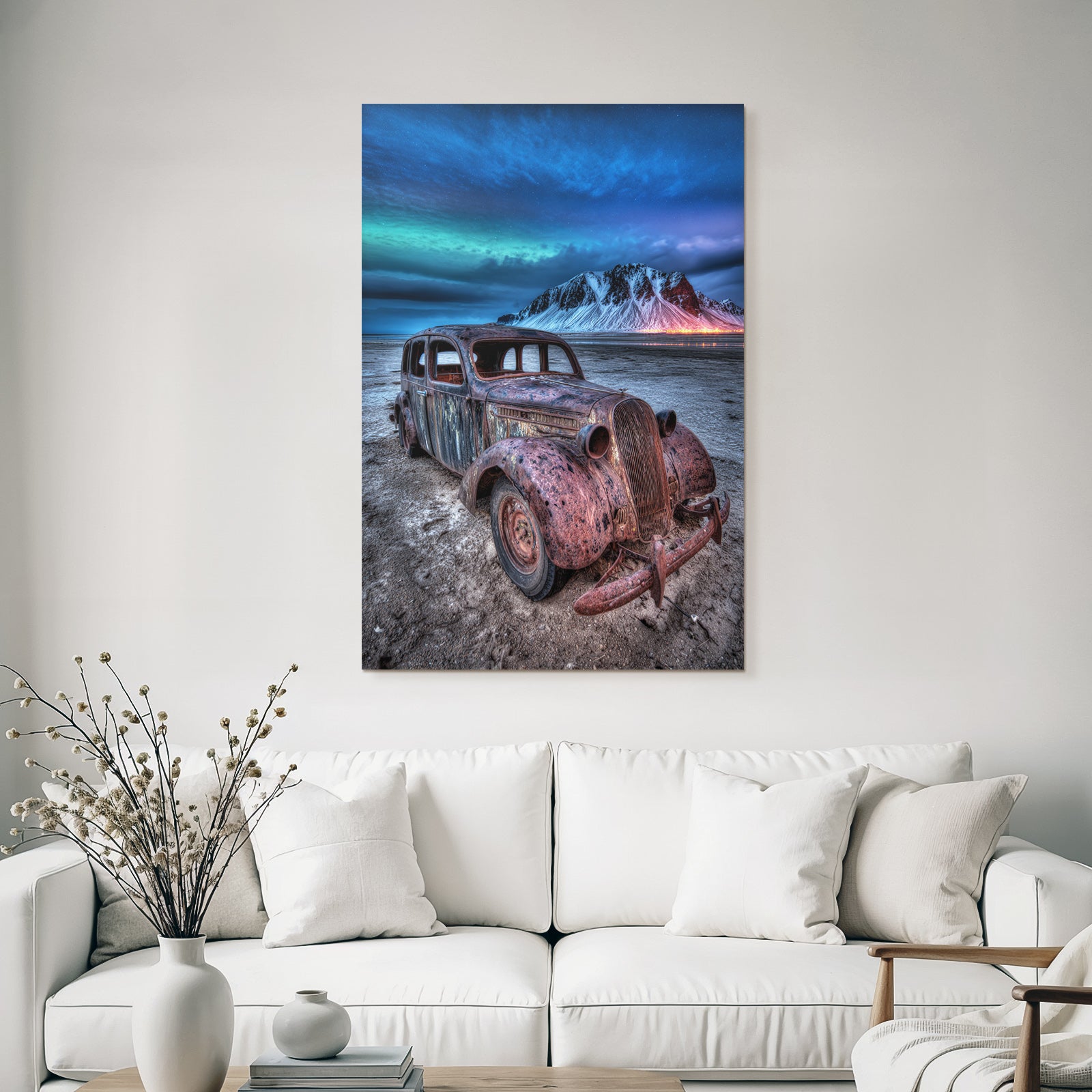 Polarlicht Vintage Verrostetes Auto Mit Aurora Borealis Und Schneebedeckten Bergen | Fjorde und Gletscher | Landschaften