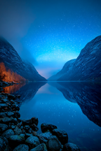 Polarlicht Ruhige Nachtlandschaft Auf Wasser Reflektiert Sterne Mit Bergen | Fjorde und Gletscher | Landschaften