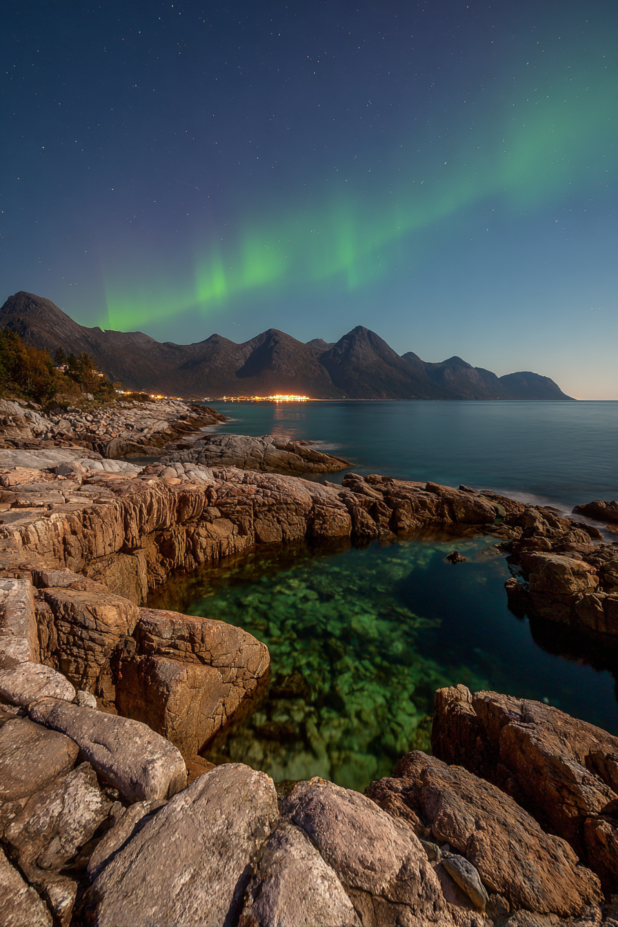 Polarlicht Felsenküste Klare Wasser Und Nordlichter Nachtlandschaft | Fjorde und Gletscher | Landschaften
