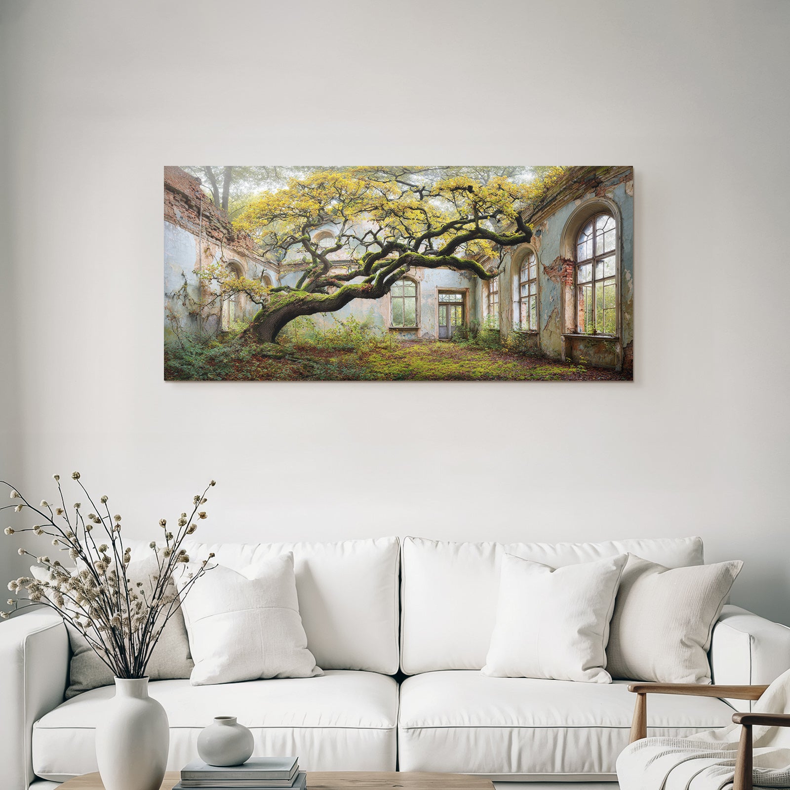Verwilderter Raum Mit Baum Und Verfallenen Wänden | Lost Places | Architektur
