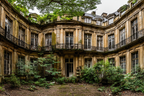 Verlassenes Innenhof Eines Historischen Gebaudes Mit Pflanzen Und Decay | Lost Places | Architektur