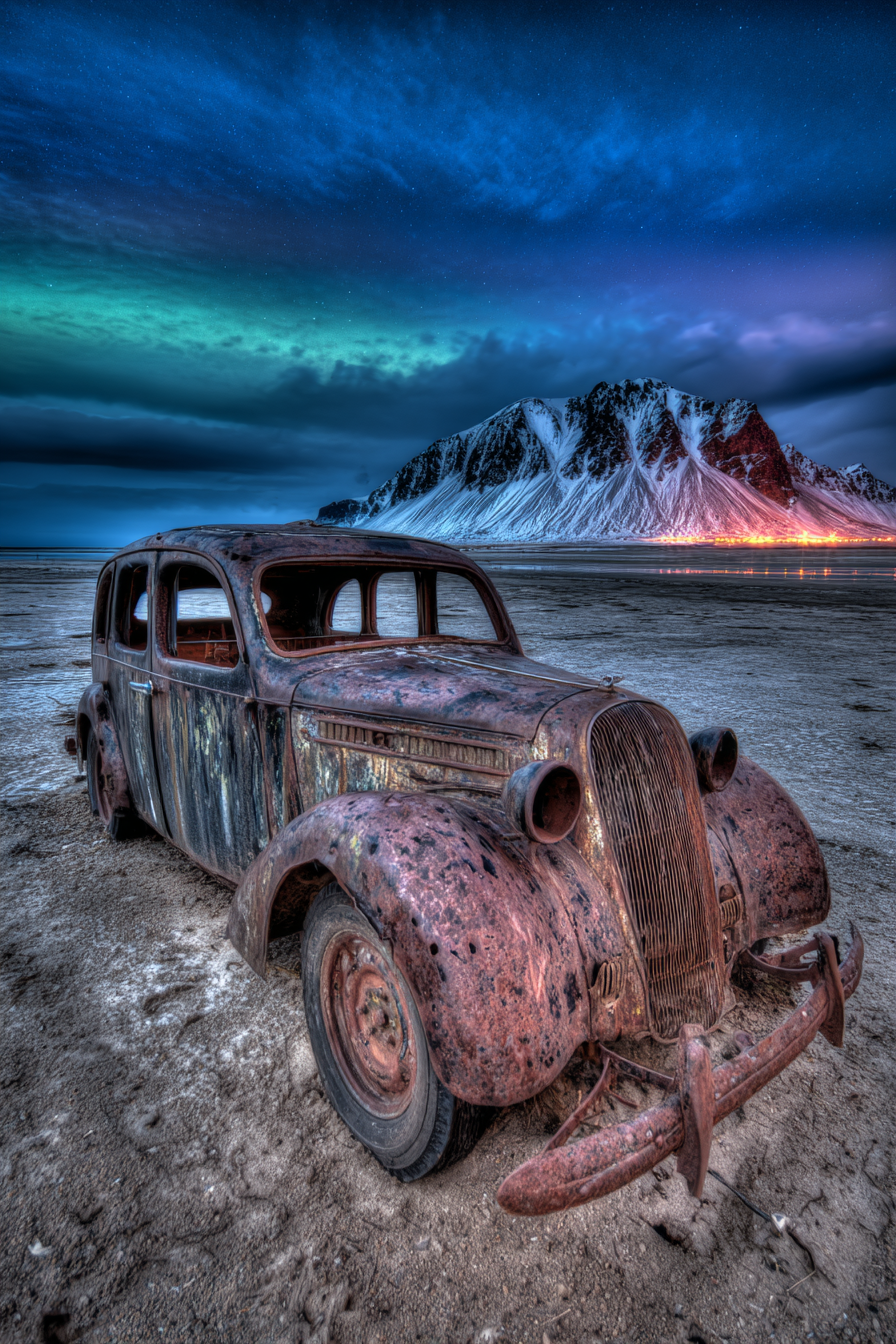 Polarlicht Vintage Verrostetes Auto Mit Aurora Borealis Und Schneebedeckten Bergen | Fjorde und Gletscher | Landschaften