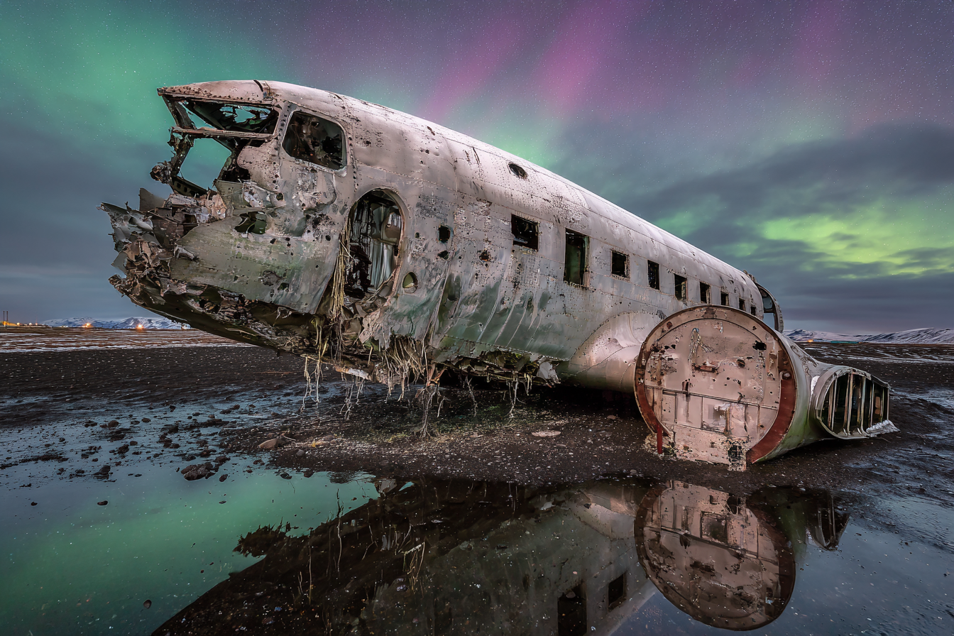 Polarlicht Abgestürztes Vintage Flugzeug Unter Aurora Borealis Gänsehautlandschaft | Fjorde und Gletscher | Landschaften