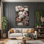 Arrangement Mit Pfingstrosen Und Tulpen Vor Dunklem Hintergrund