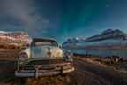 Polarlicht Alte Rustige Autoszene Mit Nordlichtern Und Bergruine | Fjorde und Gletscher | Landschaften