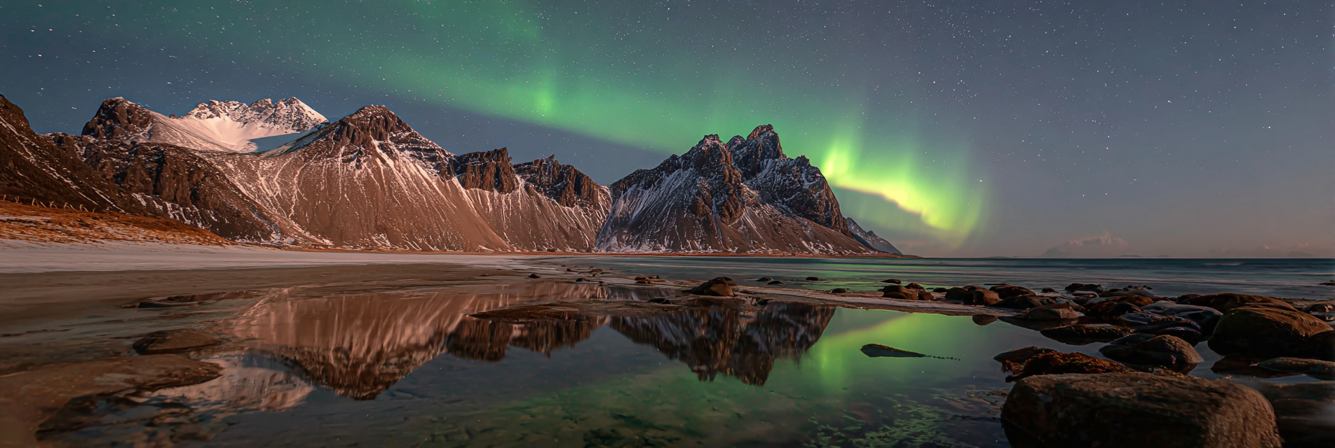 Polarlicht Schneebedeckte Berge Unter Aurora Borealis Nachtlandschaft Reflexionen | Fjorde und Gletscher | Landschaften