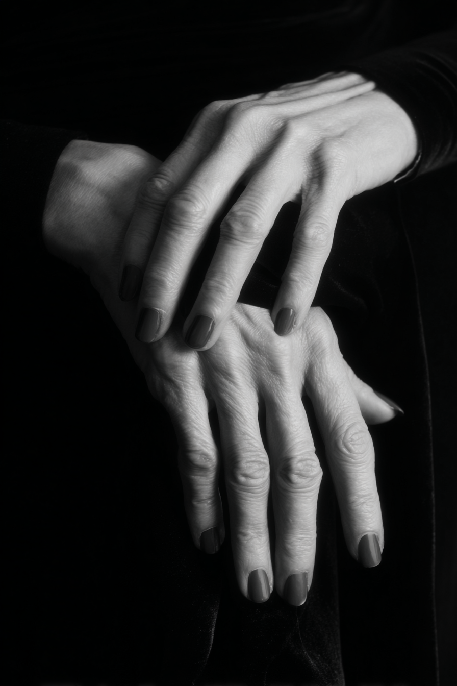 Porträts Hände Auf Einander Black And White Fotografie Manuikierte Nägel | Haende und Gestik | Menschen und Emotionen