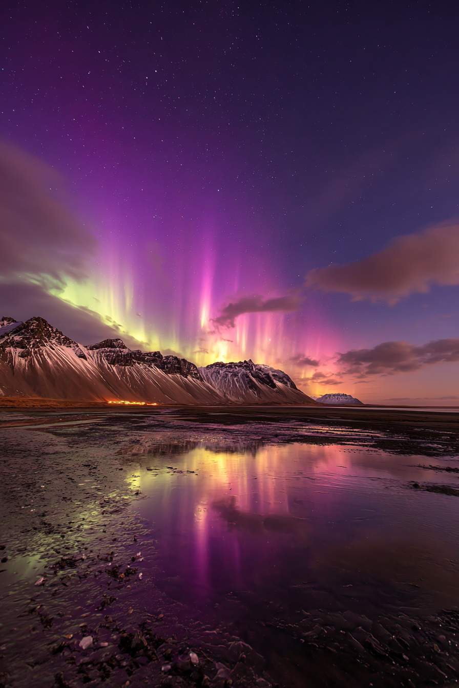 Polarlicht Aurora Erscheinung Über Schneebedeckten Bergen Und Reflektierendem Wasser | Fjorde und Gletscher | Landschaften