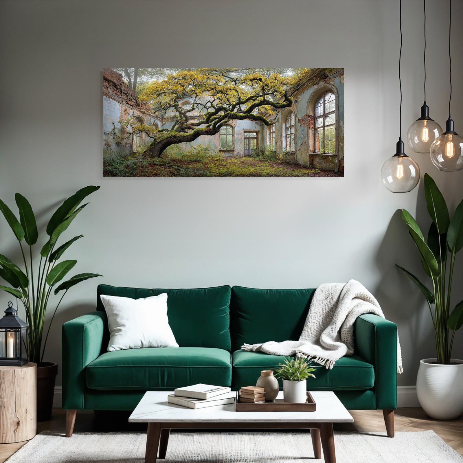 Verwilderter Raum Mit Baum Und Verfallenen Wänden | Lost Places | Architektur