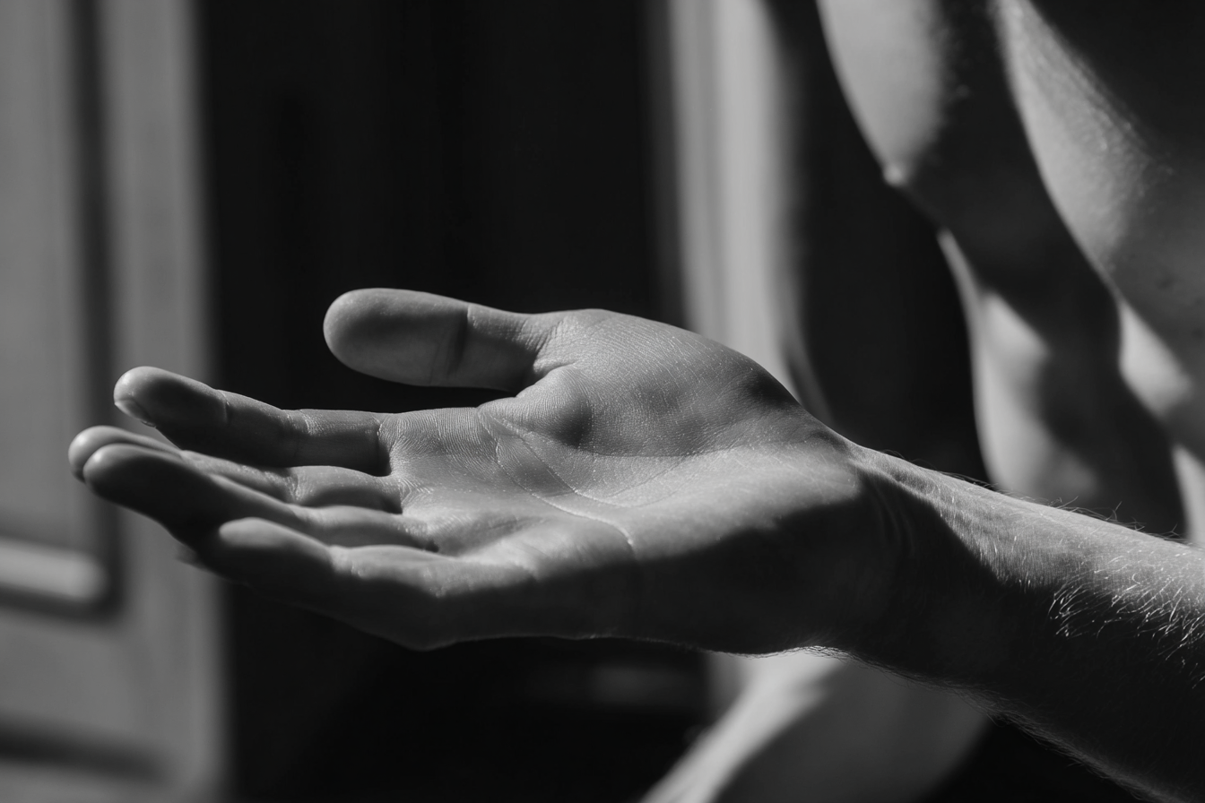 Hand In Entspannter Position Sw Fotografie | Haende und Gestik | Menschen und Emotionen