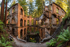 Ruinen Eines Historsichen Gebaudes Umgeben Von Natur Und Grünen Baeumen | Lost Places | Architektur